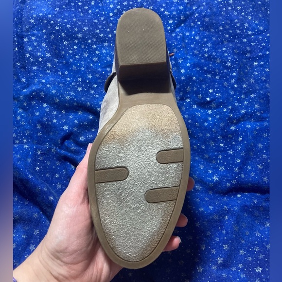 8.5 EUC Fergalicious Ankle Boots Ruffle. Faux Suede. Taupe. - Picture 11 of 12